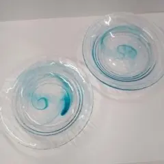 青い渦巻き模様のガラス皿 2枚セット