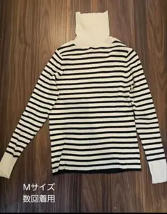 Mサイズ 白黒ストライプ タートルネックニット