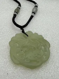 翡翠彫刻花モチーフネックレス 手彫り 天然石 古玩 瑞獣 両面彫刻 玉璧根付美品