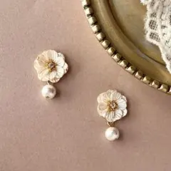 610 カメリア コットンパール 揺れる　ピアス　イヤリング　花