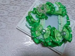 B8 硬質ケース デコ 痛トレカケース 緑 グリーン リボン 王冠 パール