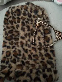 ヒョウ柄レッグウォーマーとカチューシャ