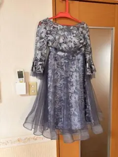 エレガントなグレー花柄刺繍オフショルダードレス
