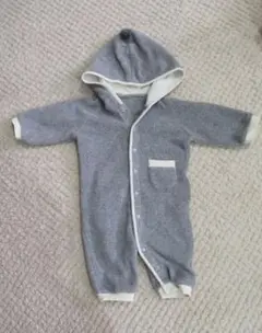 コムサイズム　フード付きグレーのロンパース