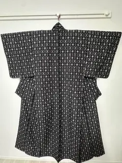 単衣 紬 着物 黒地 幾何学絣文様 普段着 お出かけ Lサイズ おしゃれ
