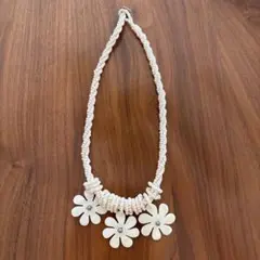 アイボリーのフラワーモチーフのペンダント