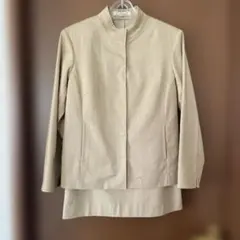 ナイガイ　立ち襟薄手ジャケットとスカート　スーツ ベージュ