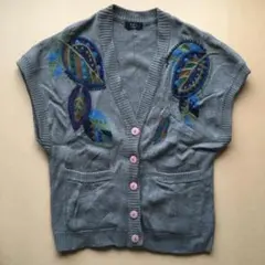 刺繍付きオリーブい色ニットベスト