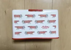 リサ・ラーソンのワンプッシュマスクストッカー