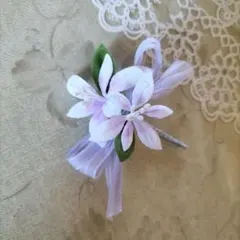 つまみ細工薄紫色の百合のコサージュ