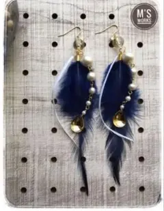 ネイビー羽根ロングピアス