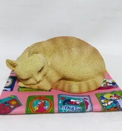 寝ている猫の置物 約10cm x 8cm