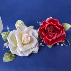 華やかな赤と白のバラのブローチ　コサージュ ハンドメイド