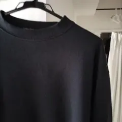 黒のクルーネック長袖トレーナー