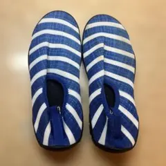 マリンシューズ 青と白のストライプ