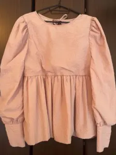 ピンクベージュ　トップス　パールボタン　ペプラムトップス　パフスリーブ