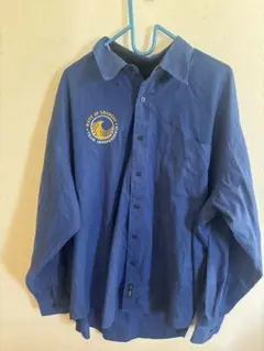 青色の長袖シャツ