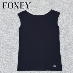 FOXEY フォクシー ノースリーブ ニット 黒 ロゴプレート付き サイズ40のサムネイル