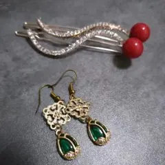 ハンドメイド☆エメラルド色のストーンピアス☆赤パール調とキラキラの髪留め