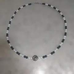 パールビーズ×black&whiteネックレスSeahorse×world