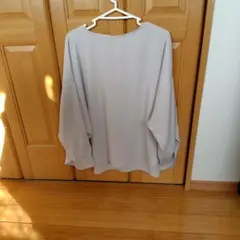 バックジッパー付きグレー長袖トップス