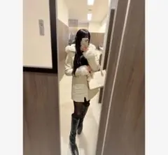 クリーム色 フード付きダウンジャケット