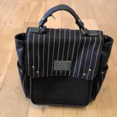 ストライプデザインの黒いリュック
