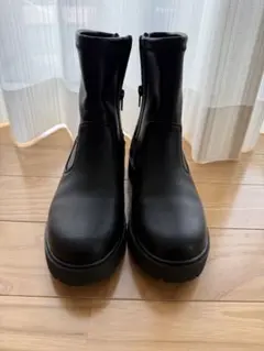ZARA（ザラ）製ブラックレザー調サイドジップブーツ