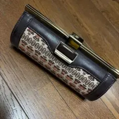 刺繍模様のブラウンクラッチバッグ