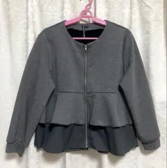 HK works London しまむら フリル ノーカラーペプラムジャケット