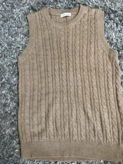ベージュ ケーブル編み ニットベスト