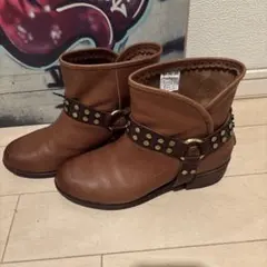 UGG ブラウンスタッズ付きショートブーツ