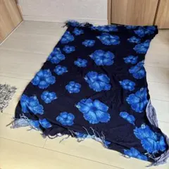 青いハイビスカス柄の布