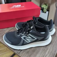 軽量美品New Balance スニーカー 42 ブラック
