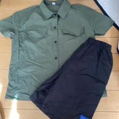 キッズ用オリーブグリーンシャツと黒ショートパンツセット
