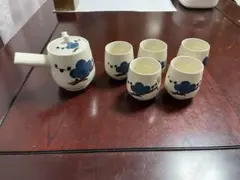 青い花模様の急須と湯飲みセット