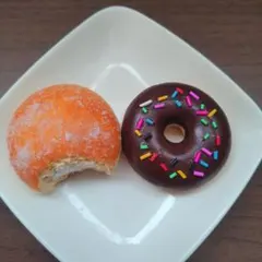 フェイクスイーツ　 チョコドーナツとクリームドーナツ