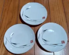 白地に黒線の小皿