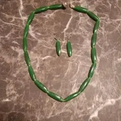 インド　翡翠のネックレスとイヤリングセット