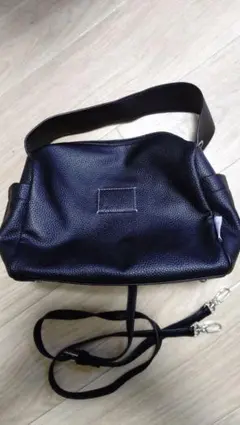黒いレザー風ショルダーバッグ