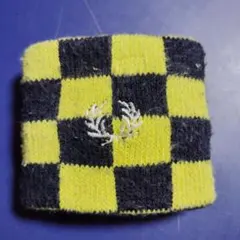 フレッドペリー刺繍 リストバンド 黒と黄色チェック柄