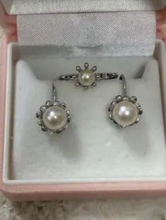 パール フラワーモチーフ イヤリングとリングセット