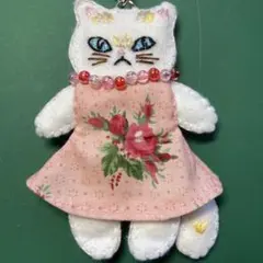 猫キーホルダー　白猫　ハンドメイド