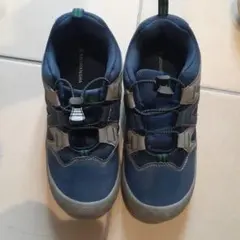 子供用トレッキングシューズ　防水スニーカー