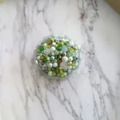 ビーズ刺繍 円形ブローチ グリーン系 - メルカリ
