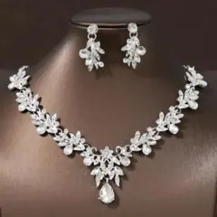 クリスタル花モチーフ　ネックレス＆ピアスセット