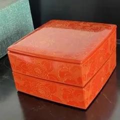 【最高級】輪島塗 二段重箱 朱塗小紋総沈金菊花文様 石川吉造作 布着本堅地 最高級】輪島塗 二段重箱 朱塗小紋総沈金菊花文様 石川吉造作 布着本堅