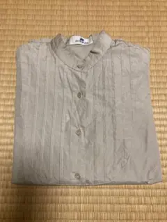 ベージュ　シャツ　ブラウス　ピンタック　ノーカラー