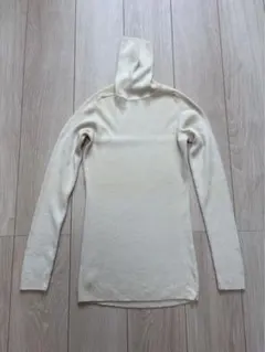 オフホワイト　タートルネックニット 長袖