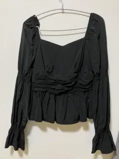 黒のサテン風ブラウス